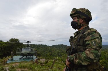 Ejército de Colombia deja caer una ametralladora desde un helicóptero