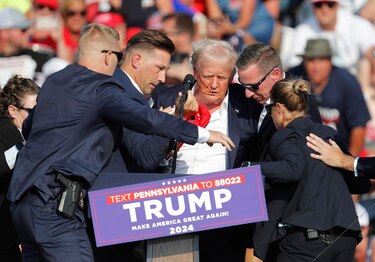 Biden condena el atentado contra Trump y se alegra que se encuentre ‘bien’
