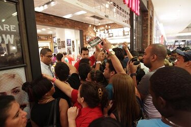 Policía detiene a personas que intentaban robar durante el 'Black Friday'