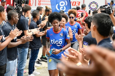 Murgas, rosas y celebraciones en el Rommel para las chicas mundialistas