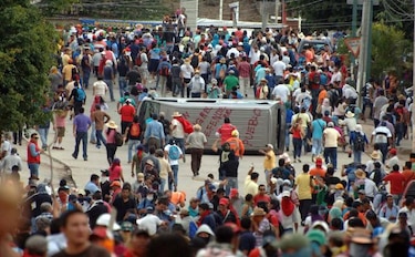 México: Manifestantes quemaron sede del PRI y retuvieron a jefe policial de Guerrero