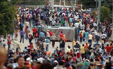 México: Manifestantes quemaron sede del PRI y retuvieron a jefe policial de Guerrero