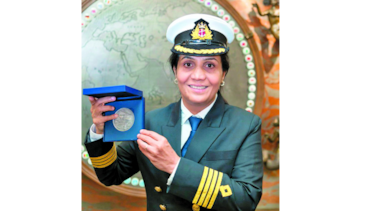 Premian a capitana por salvar a siete pescadores