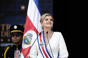 Nueva presidenta de Costa Rica promete mano dura contra el crimen y megacárcel estilo Nayib Bukele