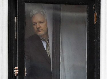 Ecuador advierte a Assange que no dejará que 'falte a la verdad'