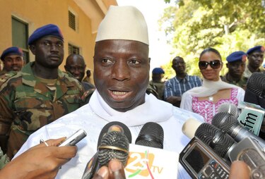 Presidente de Gambia amenaza con 'cortar la garganta a los hombres que se casen con otros hombres'