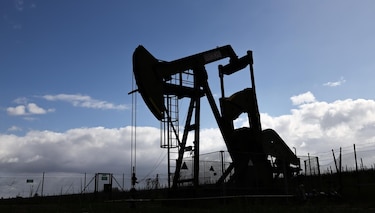 El petróleo de Texas cierra por encima de los 100 dólares por primera vez desde 2022