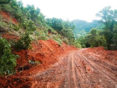 Lluvias destruyen parte de la carretera en Loma Grande