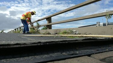 Choque daña una de las vigas del puente vehicular de Villa Lucre
