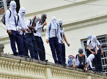 Institutores se enfrentan con agentes antidisturbios