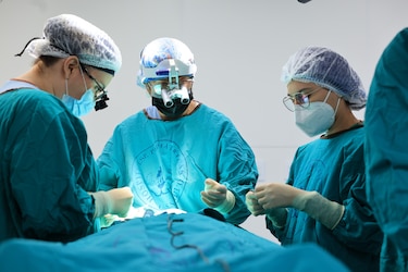 Médicos sin pago y residencias que se reducen: la dura realidad de especializarse