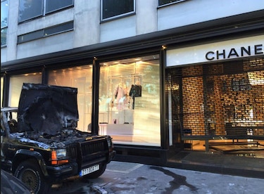 Ladrones estrellan camioneta contra tienda Chanel en París y roban decenas de lujosas carteras