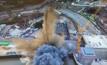 Una bomba de la II Guerra Mundial provoca una gran explosión en Inglaterra