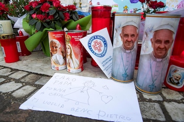 El papa continúa con el tratamiento y la fisioterapia respiratoria