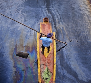 Navegando en aguas contaminadas con petróleo