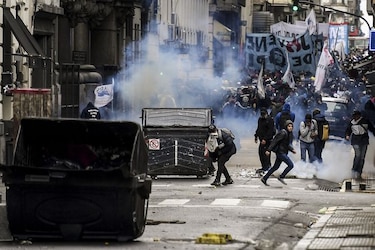 Congreso argentino debate presupuesto de austeridad y estallan disturbios