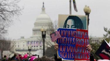 Mujeres marchan en Washington en el primer día de la presidencia de Donald Trump