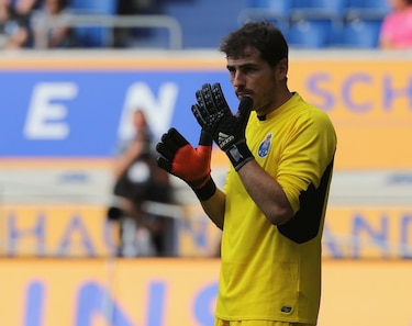 Casillas debuta con el Oporto con victoria por 2-0 ante el Duisburgo alemán