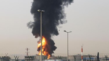 Irán golpea el aeropuerto de Dubái y un puerto petrolero clave de Emiratos Árabes Unidos