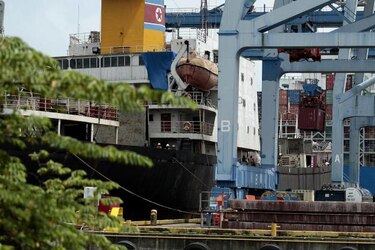 Panamá analiza vender azúcar hallada en nave norcoreana