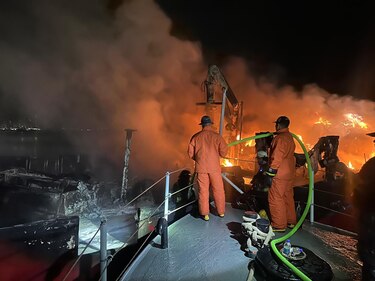 Procederán a hundir embarcación que se incendió en el amarradero Brisas de Amador