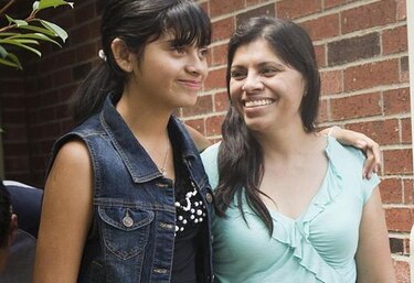Mujer llega con su hija a Texas tras ocho años de búsqueda