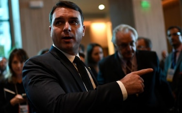 Senador e hijo mayor de Bolsonaro informa que tiene Covid-19