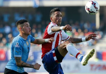 Uruguay y Paraguay empatan 1-1 y avanzan a cuartos de final