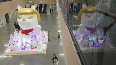 Del gallo al perro, una nueva estatua para Trump en China