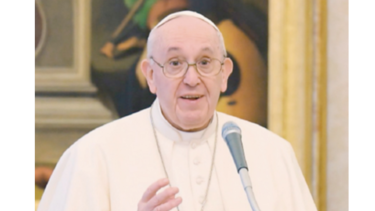 Primera aparición del papa tras ausentarse por una ciática