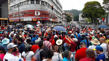Docentes, padres de familia y trabajadores marchan para exigir respuestas a sus reclamos