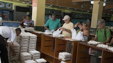 Sentencian a funcionarios cubanos por contrabando de huevos