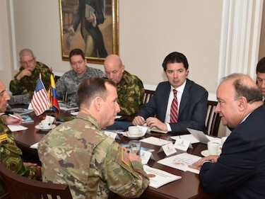 Colombia y Estados Unidos realzan su cooperación en materia de seguridad y defensa
