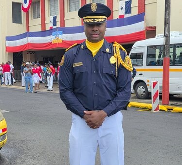 Irving Saladino celebra el 5 de noviembre junto a los bomberos de Colón