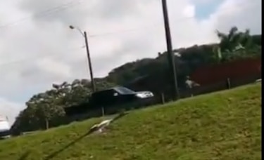 Grúa derriba poste en la entrada de Panamá Pacífico
