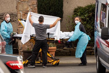 Irán suma 15 muertos más y cierra escuelas
