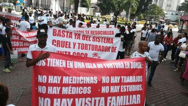 Familiares de detenidos en Punta Coco protestan en la Plaza 5 de Mayo