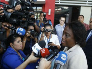 Fiscal prohíbe salir del país a exministra Lucy Molinar