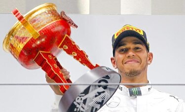 Hamilton gana tercera carrera consecutiva de Fórmula Uno
