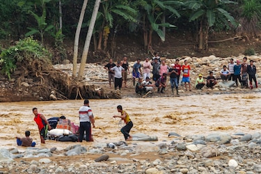 Inundaciones en Indonesia dejan casi 30 muertos