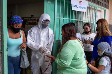 Chavismo arrolla en las elecciones de Venezuela al ganar Caracas y 20 de 23 estados