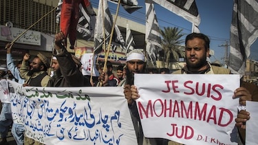 Enfrentamientos entre policías y manifestantes anti-Charlie Hebdo en Pakistán