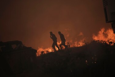 Los bomberos griegos siguen sin controlar el incendio en Evros, pero la situación mejora