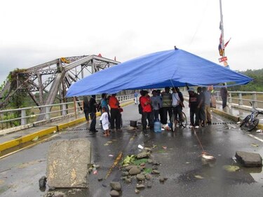 Para exigir ayuda humanitaria cierran puente sobre el río Changuinola