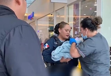 Mujer da a luz en un pasillo del centro comercial Metromall y es asistida por policías