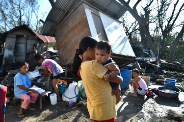 El paso del tifón Rai deja al menos 375 muertos en Filipinas