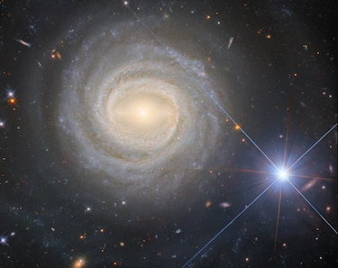 Hubble captura un brillante dúo galáctico-estelar