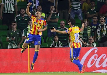 Valencia vence al Betis en un partido loco y es segundo