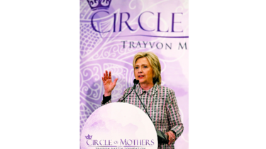 Clinton remarca su diferencia con Trump