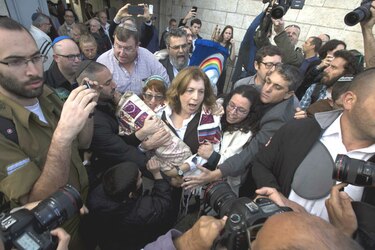 Mujeres judías se enfrentan a hombres judíos ortodoxos en el Muro de los Lamentos para que las dejen rezar en el lugar